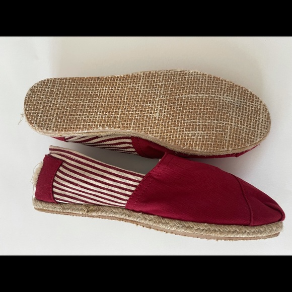 TOMS 8.5 Red with heel stripe NWOT - Picture 3 of 3